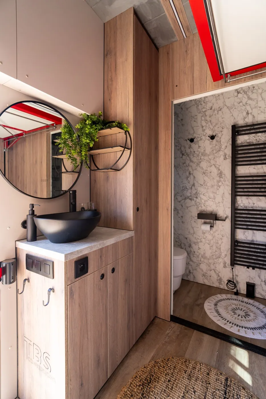 Le lavabo, les toilettes et la douche d'une cabine