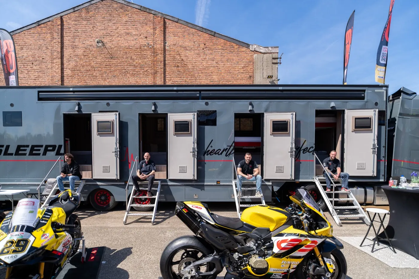 Le CRS Sleepliner garé dans le paddock